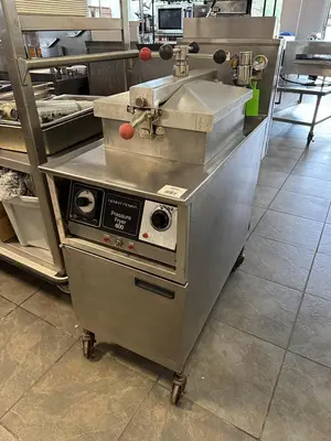 Used HENNY PENNY PRESSURE FRYER 600 NATURAL GAS Cookers / Coolers / Fryers Florida US | BAM Discount Restaurant Equipment #1312062