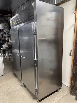 182-0086 Traulsen RE232E-ZCF02 2 Door Even-Thaw Self Contained Cooler