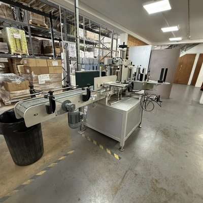 Attwell twin head labeler type MO-3000 to labler 5L containers