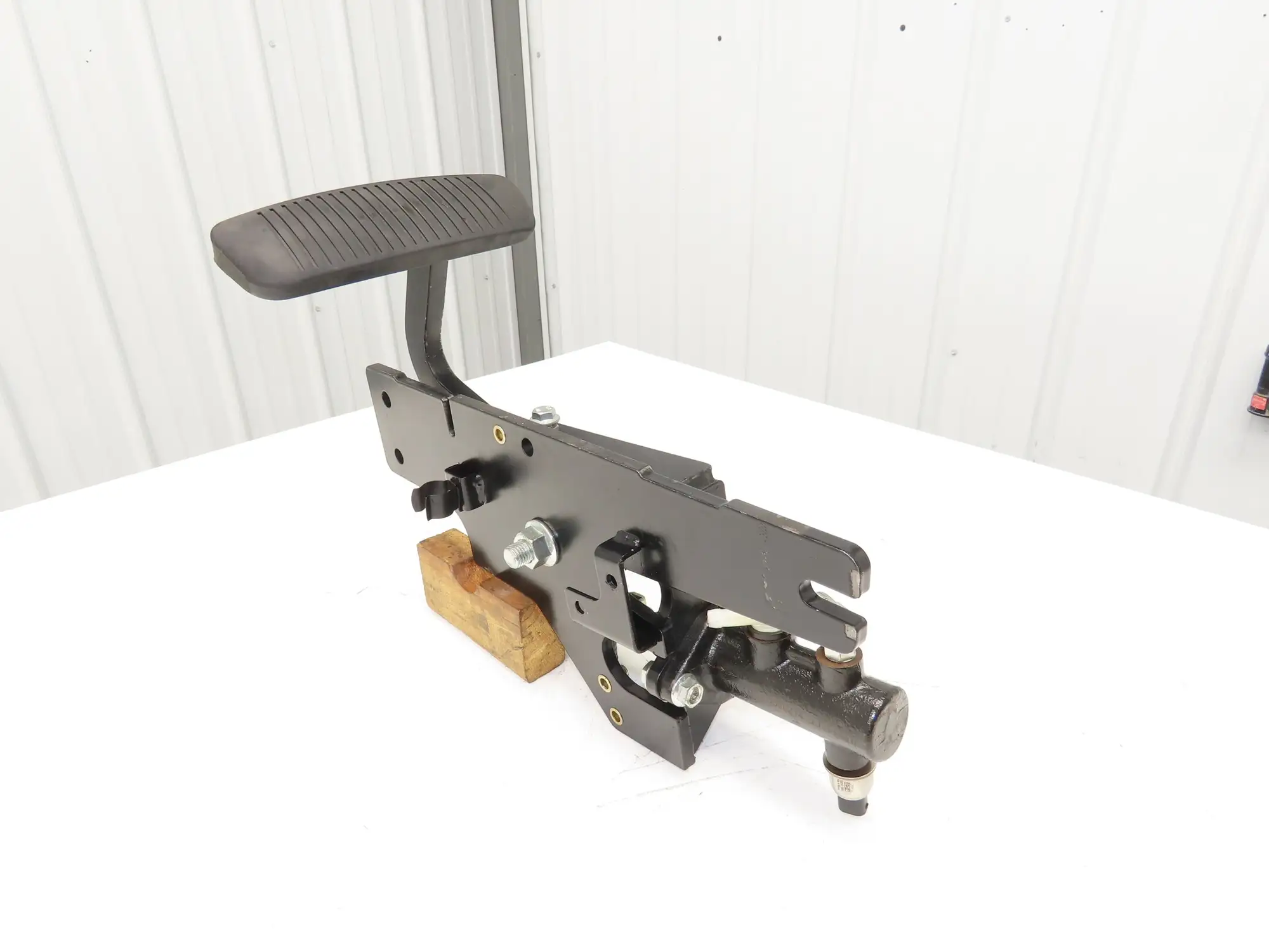 Hyster E80XN Forklift Brake Pedal & Master Cylinder & Bracket Assembly