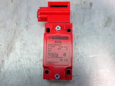 USED TELEMECANIQUE XCSB703