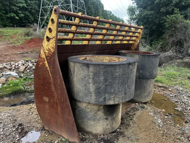 Used JOHN DEERE BUCKET AND TIRES Earth Buckets North Carolina US | Levan Equipment #1546314