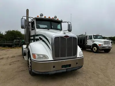 USED 2011 PETERBILT 384