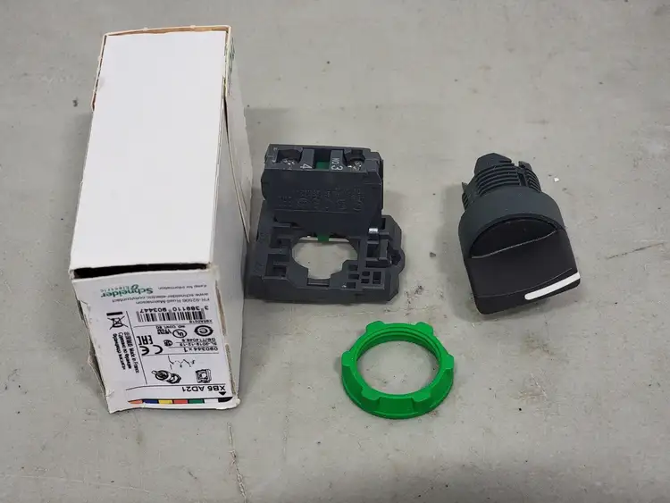 New | in-Stock SCHNEIDER ELECTRIC XB5 AD21 Switchgears British Columbia CA | Lenmark #241081