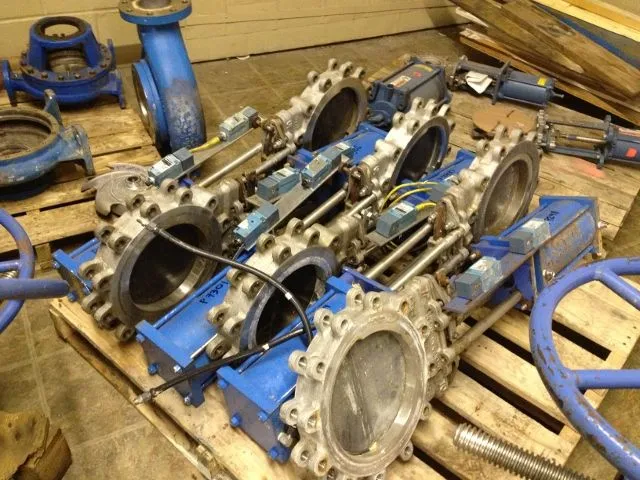 TL knife gate valve with actuator size 10"
