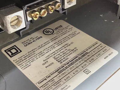 Square D QO2-4L70RB Circuit Breaker Load Center 120/240VAC 50/60Hz Series G01
