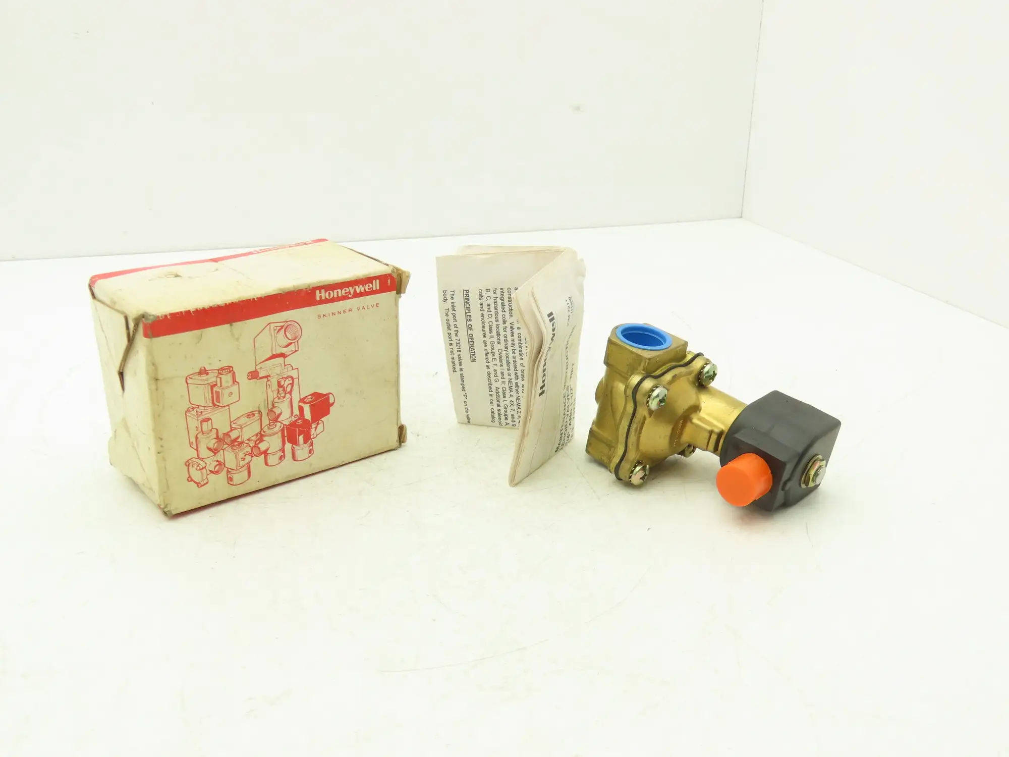 Honeywell Skinner Solenoid Valve Two Way Coil Voltage 240VAC 3/4" NPT 5-150 PSI