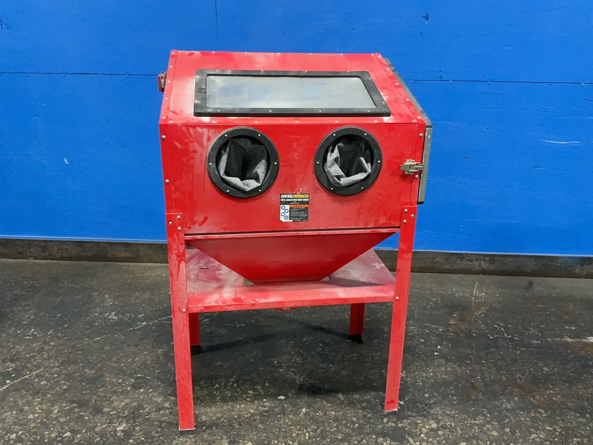 Central Pneumatic  40 Lbs Blast Cabinet