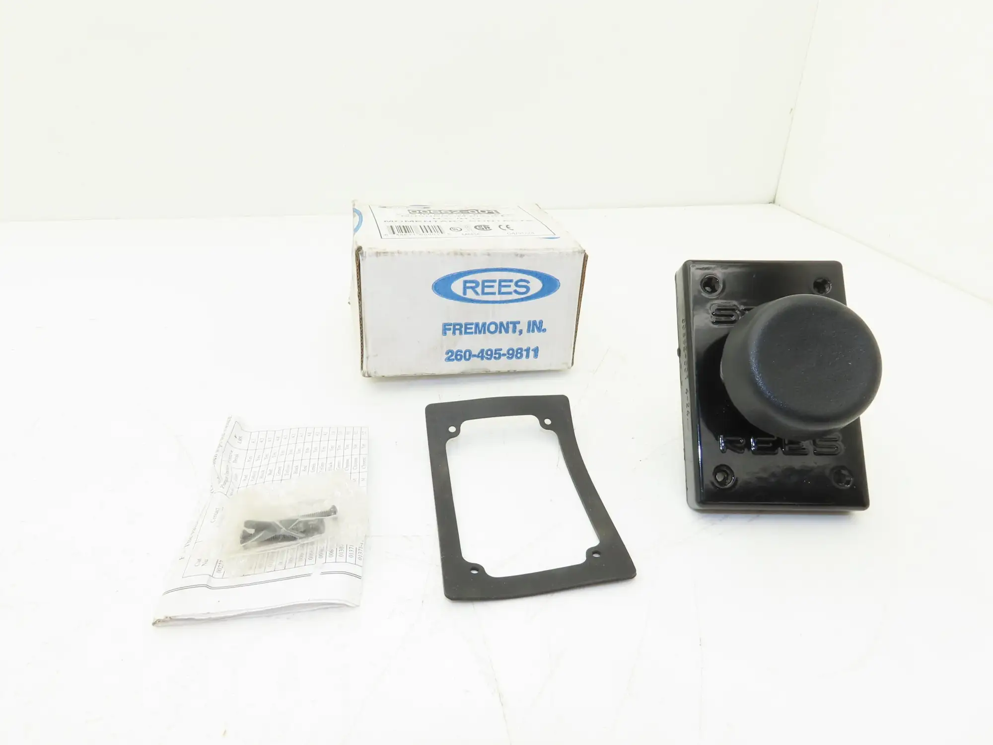 Rees 00662-001 Black Plastic Mushroom Plunger Switch 2-1/4" Pushbutton 600V