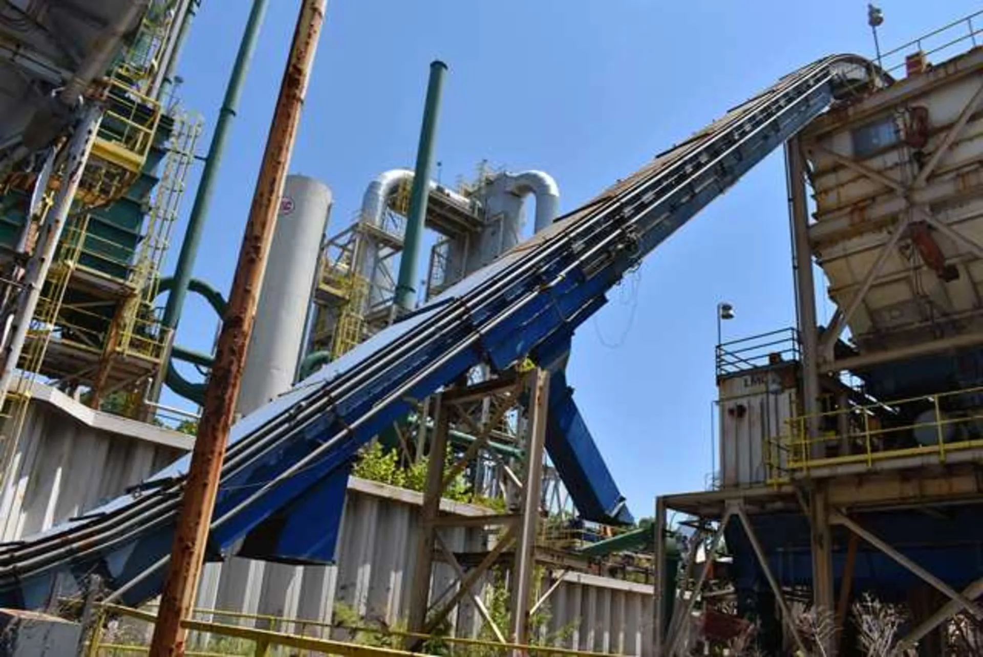 MOTORIZED CARBON STEEL DRAG CHAIN CONVEYOR, APPROX. 200'
