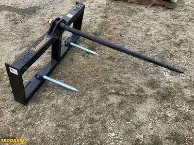 New Tomahawk bale spear skid steer attachment, 45” main spear, 1800lb capacity, skid steer quick...