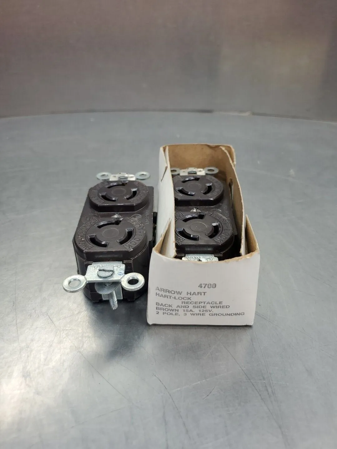 Arrow Hart 4700 Locking Receptacle, 15A 125V, 2P, 3W, Lot of 2. 4B-37