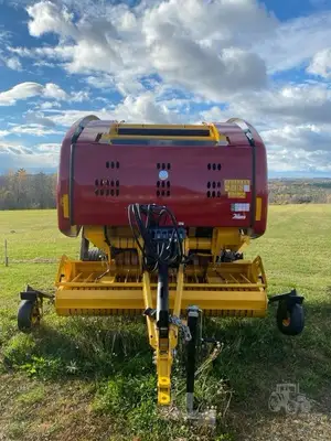 New | in-Stock 2024 NEW HOLLAND ROLL-BELT 450 Square Balers Maine US | Beauregard Equipment #1511368