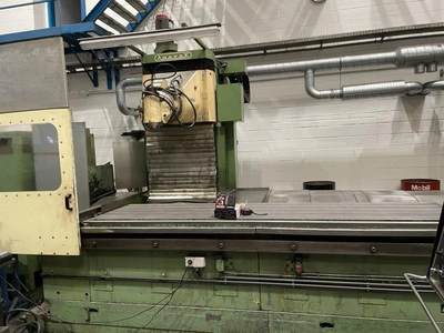 ANAYAK Travelling Column Bed Type Milling Machine, good working condition, visible under power, VIDEOS