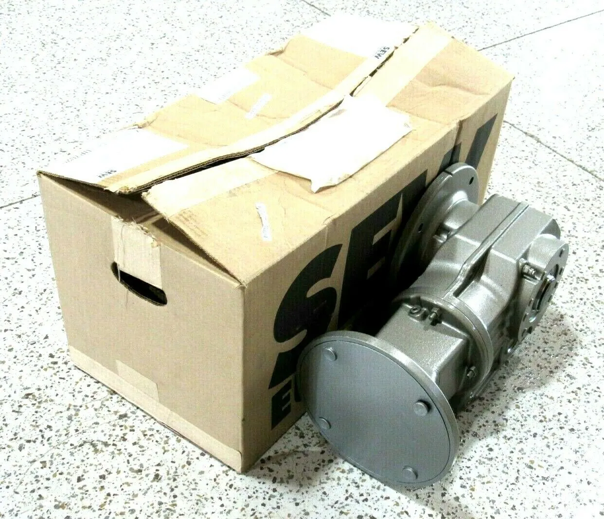 NEW SEW-EURODRIVE KAF57AM182 GEAR REDUCER