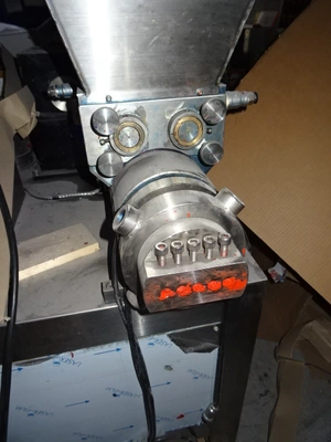 Samfull S/S extruder with horizontal form fill and sealer