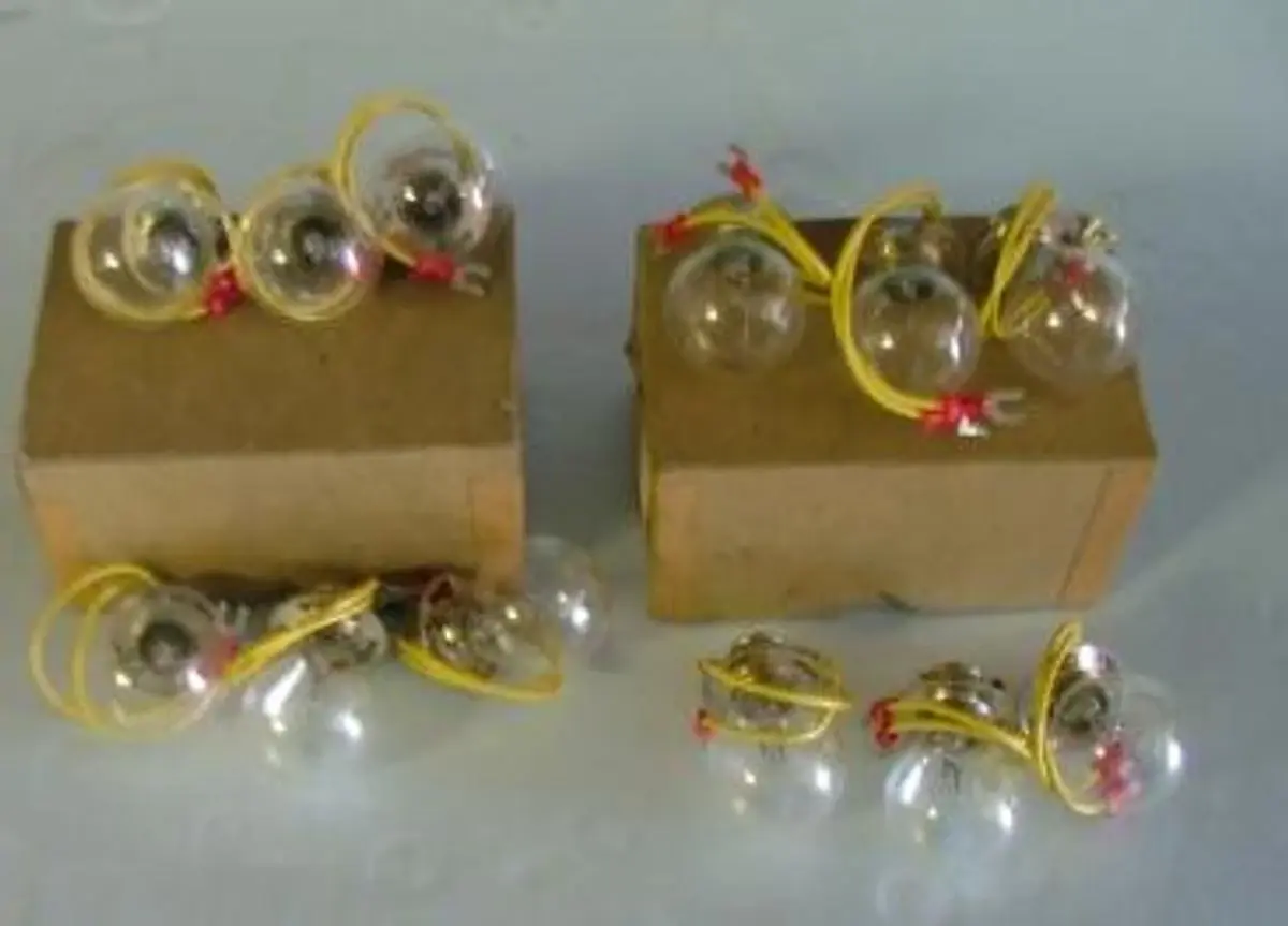 QTY. 12. LIGHT BULBS SB-112-B013P01 REF. F....