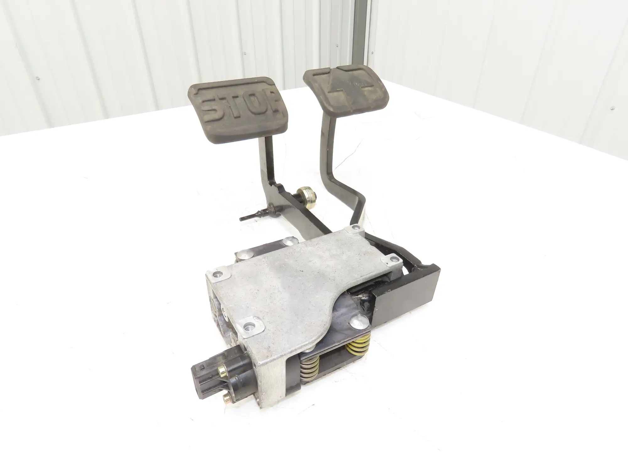 Linde Forklift Brake & Accelerator Pedal W/Potentiometer Removed From E20C