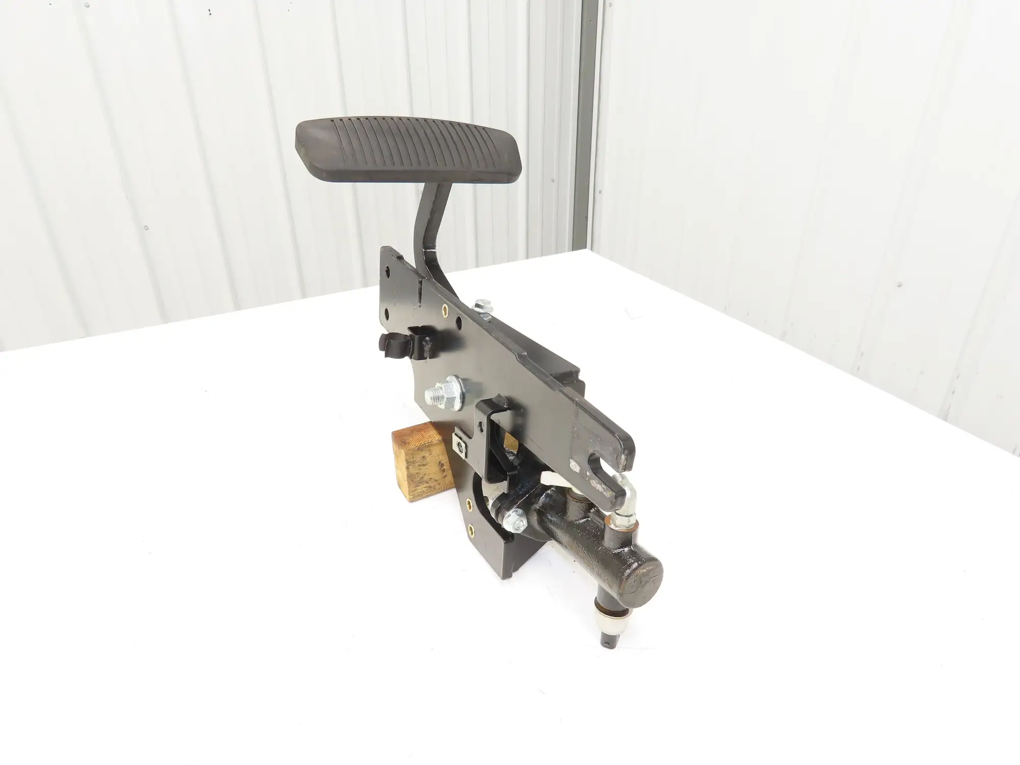 Hyster E80XN Forklift Brake Pedal & Master Cylinder & Bracket Assembly
