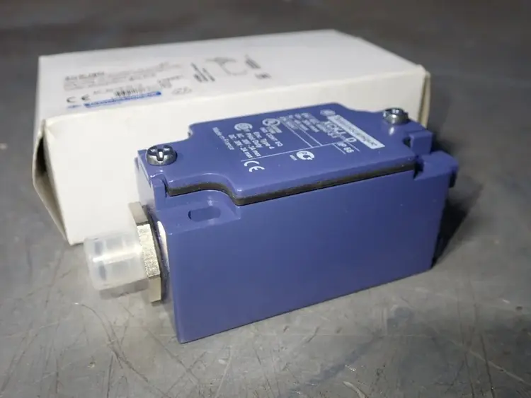 New | in-Stock TELEMECANIQUE ZCKJ8D Relays & Switches Ohio US | HGR 24 #864249