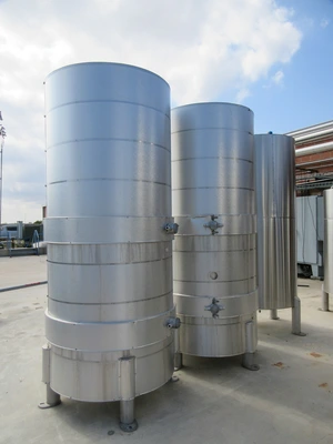 Vertical Tanks ss NEW 550 gallons