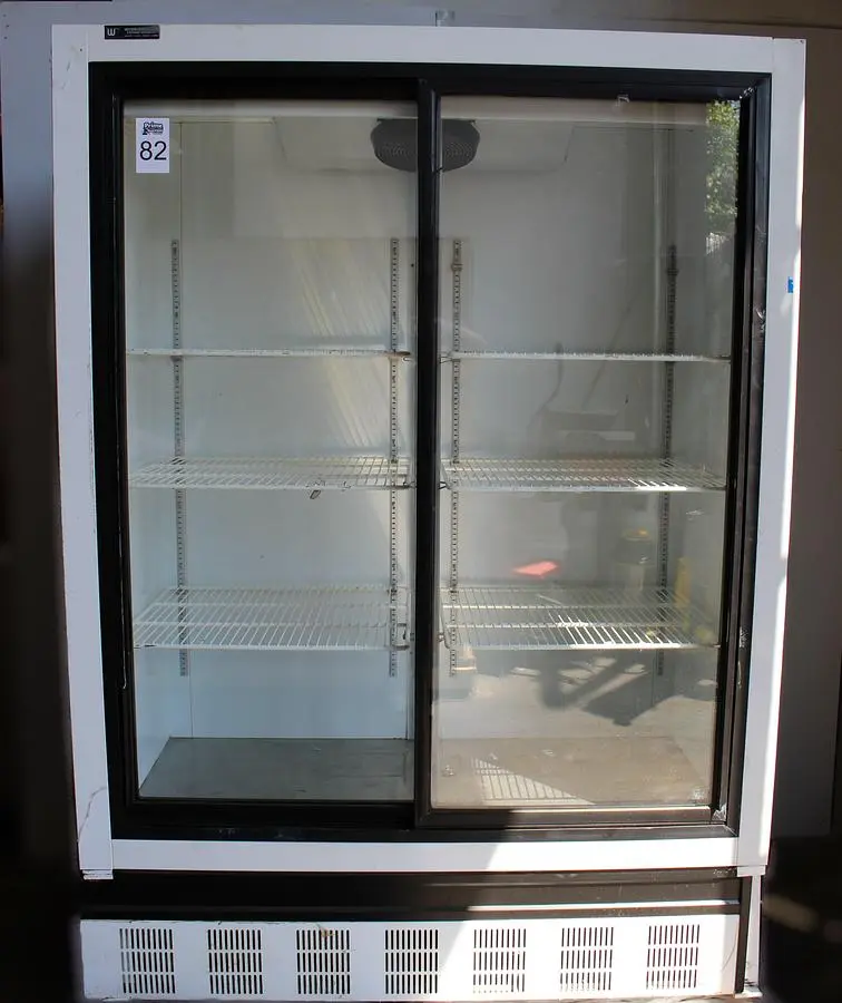 General Refrigeration Model WR-40-GC 2 Sliding Glass Door Refrigetor Merchandiser - 3 shelves