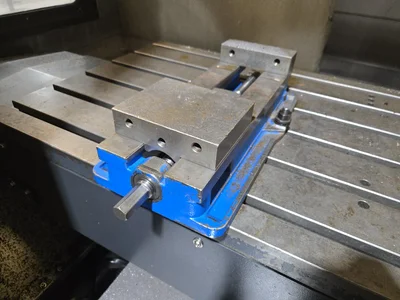 2018 Leadwell V-50i VMC w/ 30-Slot ATC, Conveyor, Kurt Vise, Fanuc Oi-MF Controller