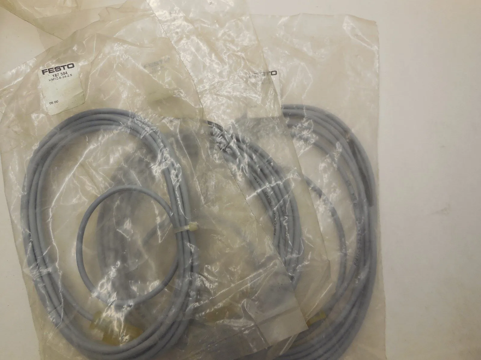 4 NEW FESTO ELECTRIC KMYZ-5-24-2.5 CORDSET 187504 KMYZ52425