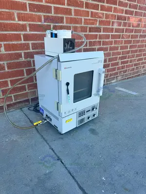 USED YAMATO DP32 VACUUM OVEN 250°C, 1 CU. FT. W/ KNF UN820.3FTP IP44 DIAPHRAGM PUMP