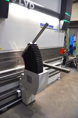 USED LVD PPEB TURBO EFL 220 TON X 3100 MM CNC