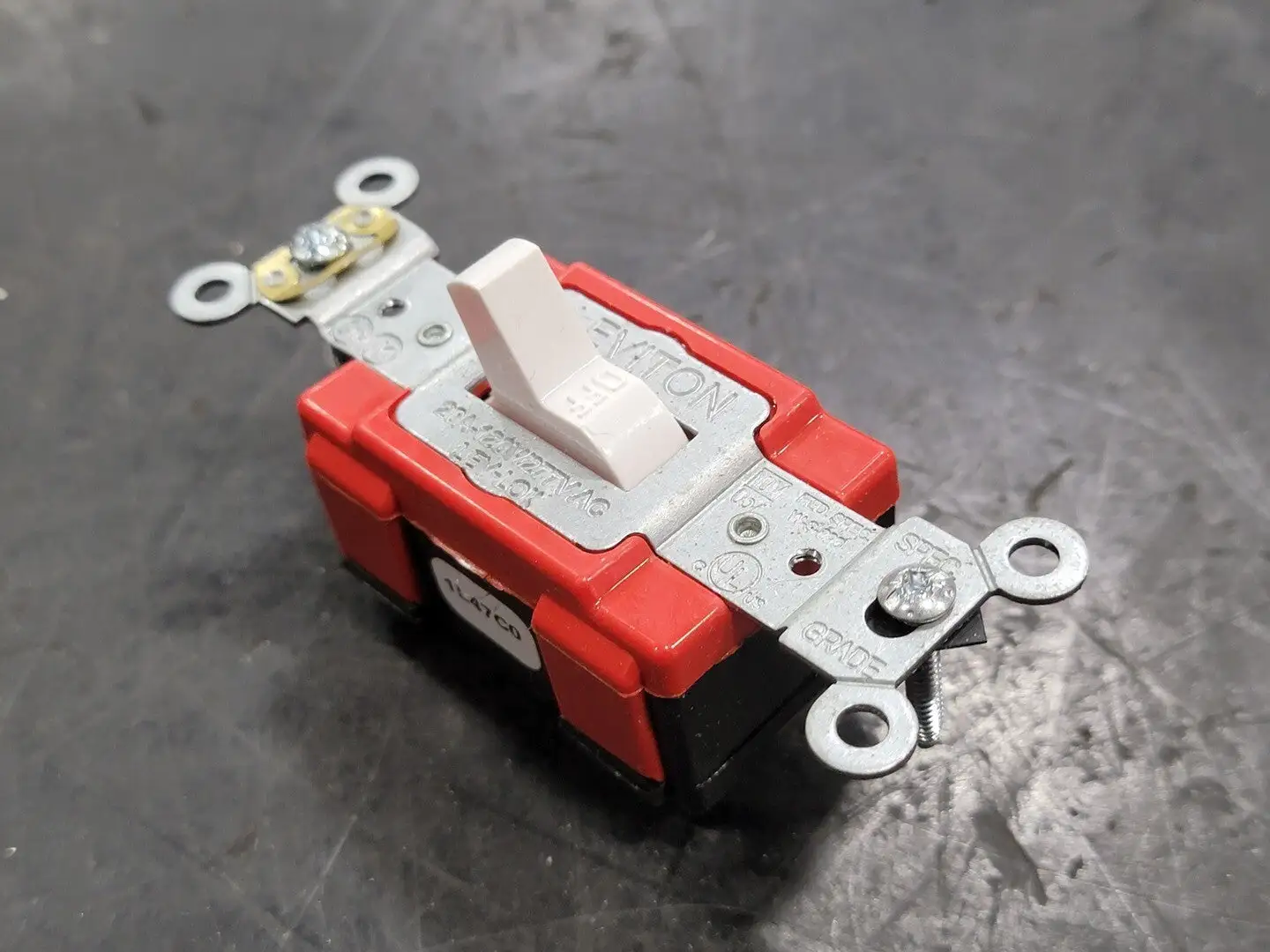NEW LEVITON M1221-W
