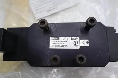 NEW Parker HE3WXBBL53B Double Solenoid Valve 3 POSITION STOCK L-597