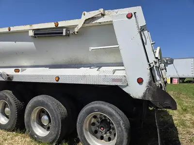 USED 2015 PETERBILT 579
