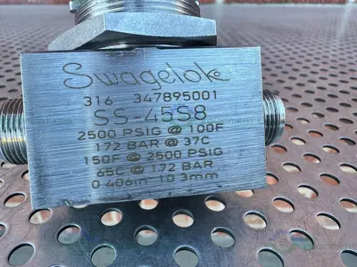 USED SWAGELOK SS-45S8 TWO WAY STAINLESS STEEL BALL VALVE W/ 3/4" OD THREADED FITTING