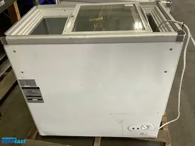 MMI Refrigeration CLR-CSTM-1001 5.5 cu. Ft chest coolers, 30”x32”x19-3/4”