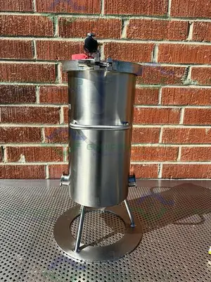 USED AQUASYN HASTELLOY C 22 SINGLE WALL  14 LITER TANK W/ AQUASYN VALVE