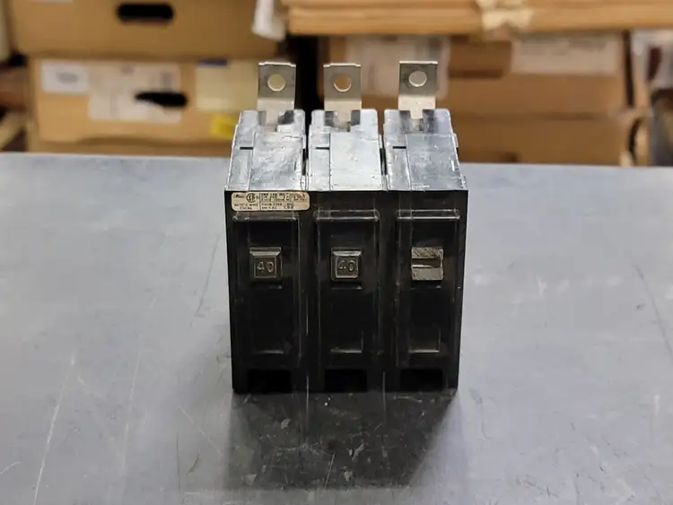 Used CHALLENGER CBB3040H Switchgears British Columbia CA | Lenmark #241499