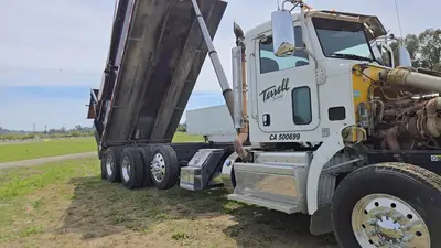 USED 2012 PETERBILT 386