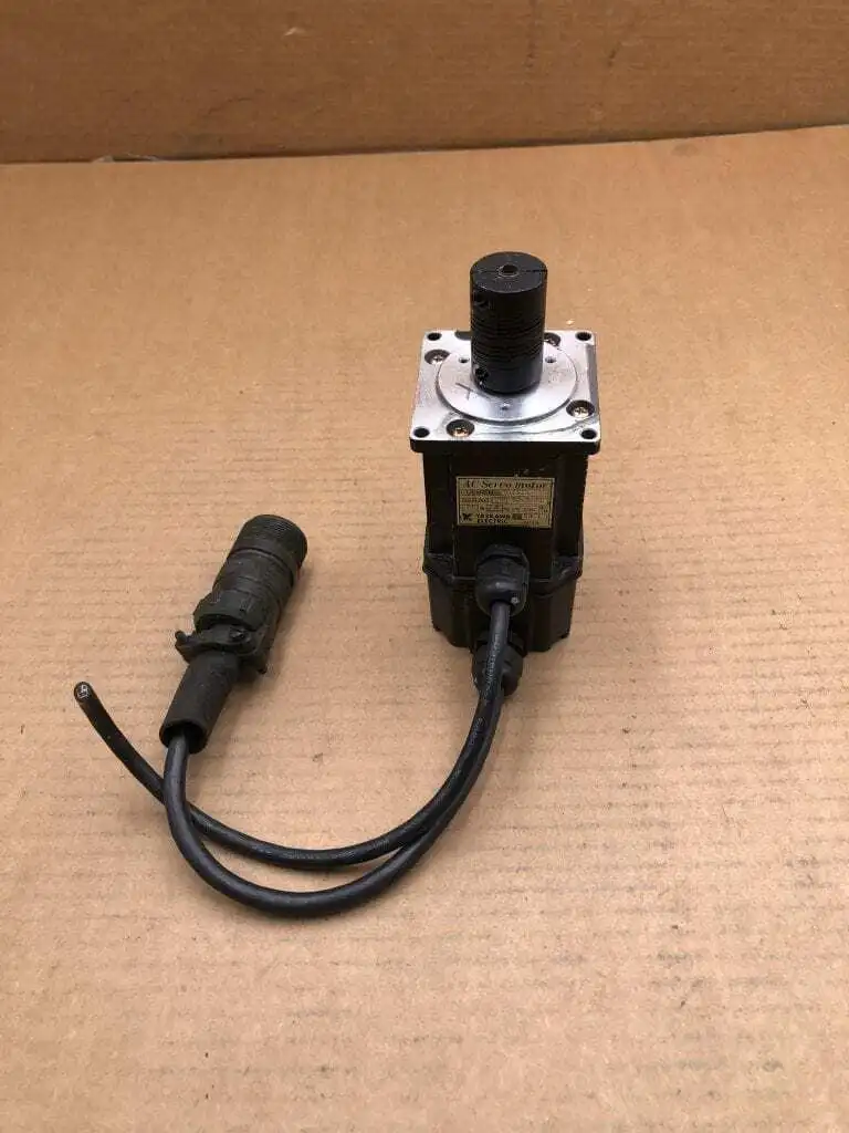 Yaskawa USAREM-01BE2K AC Servo Motor 100W 3000RPM