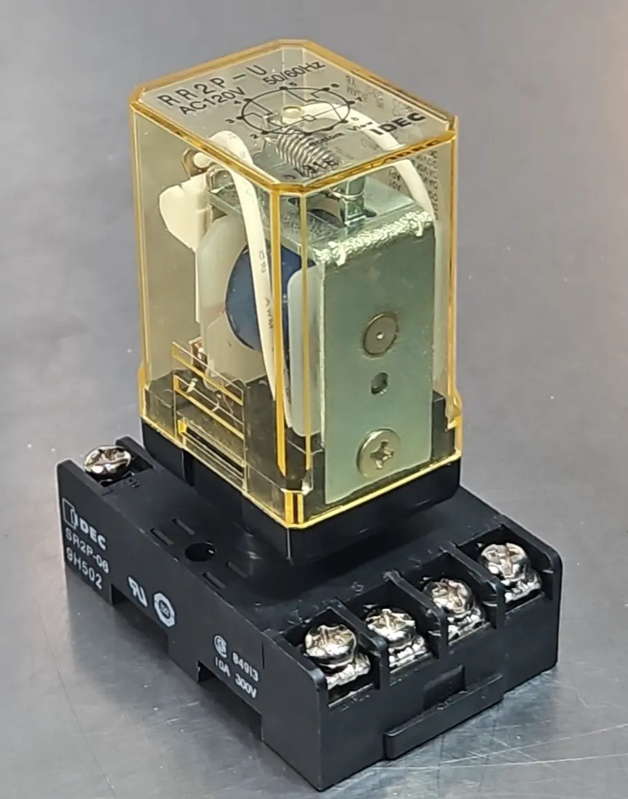 Idec RR2P-U + SR2P-06 Plug In Relay W/ Socket Loc4E44