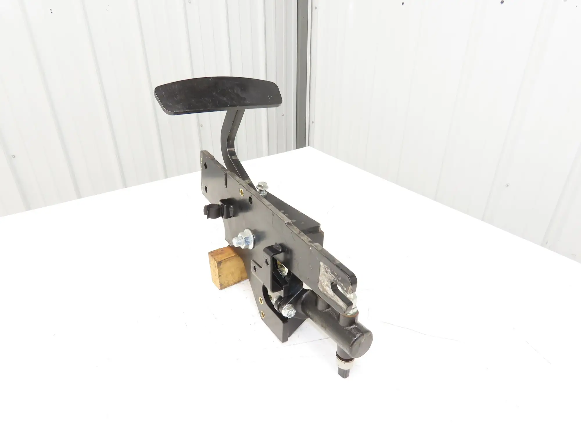 Hyster E100XN Forklift Brake Pedal & Master Cylinder & Bracket Assembly