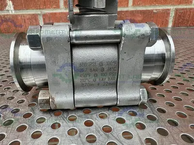 USED WHITEY SS-65TSC16 STAINLESS STEEL BALL VALVE W/ 1" SANITARY FITTING