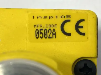 USED BANNER OPTICAL SAFETY TOUCH BUTTON M12 4-PIN 64181 MISSING FIELD COVER