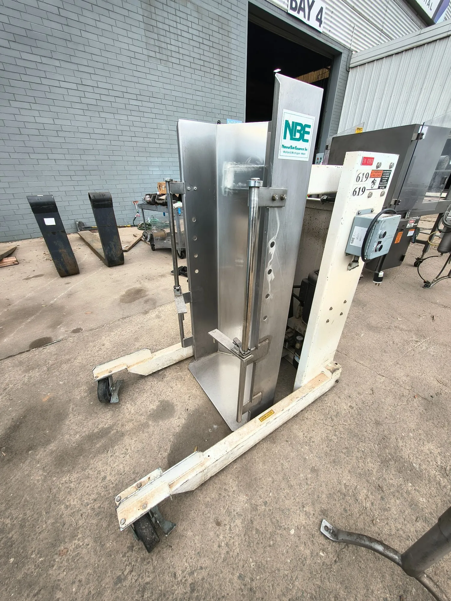 NATIONAL BULK EQUIPMENT. MOBILE COLUMN DUMPER