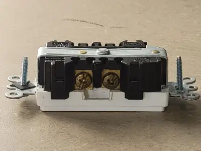 Controlled 15A 125V Duplex Receptacle