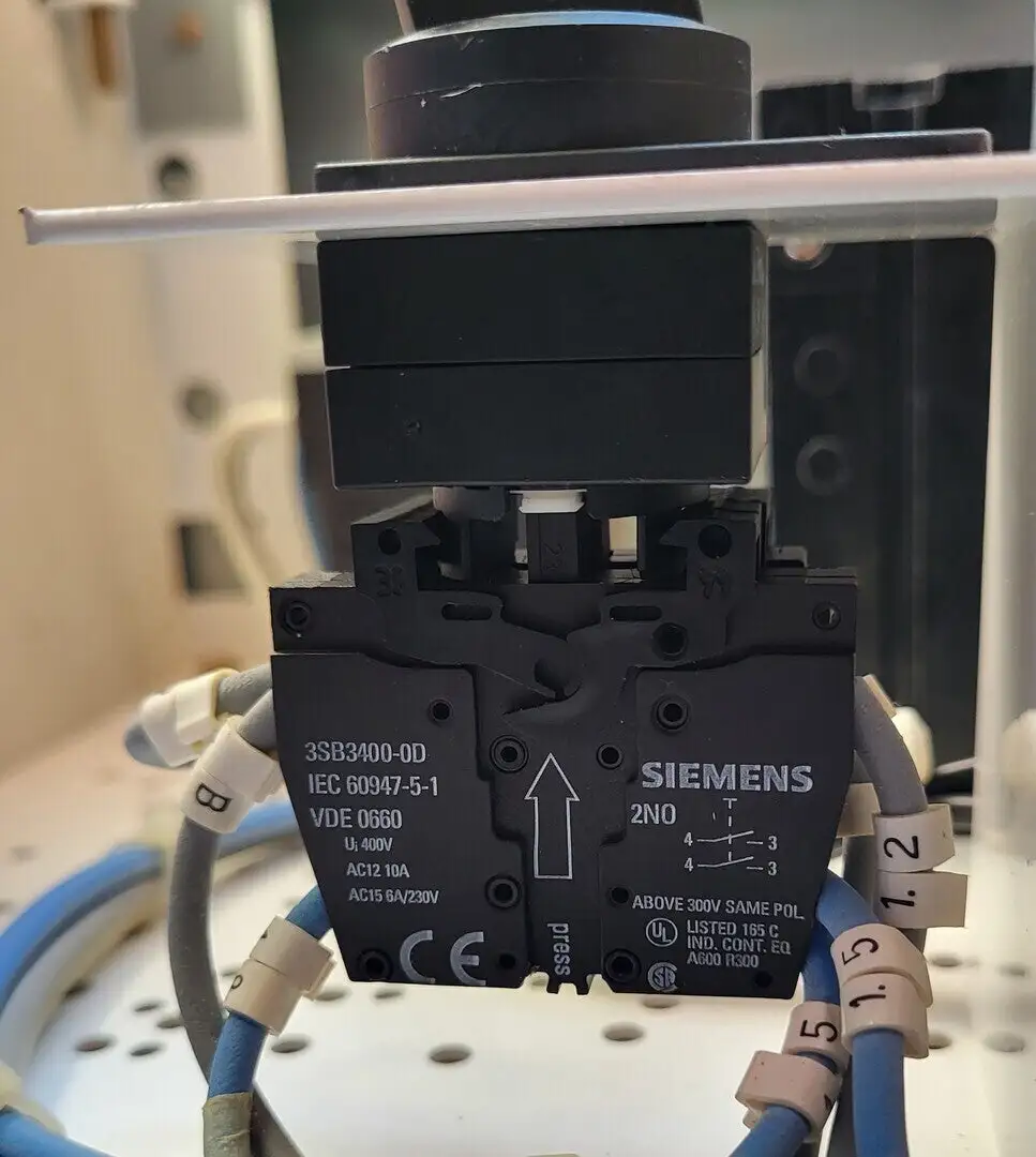 Used SIEMENS 3SB3400-0D Switchgears British Columbia CA | Lenmark #242195