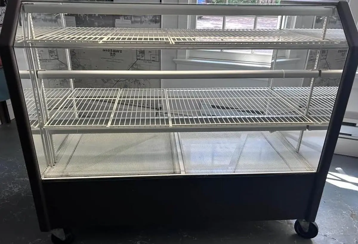 USED COMMERCIAL BAKER DISPLAY CASE 50