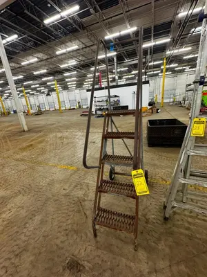 Used _UNKNOWN_ _UNKNOWN_ Ladders North Carolina US | Myron Bowling Auctioneers Inc #1543429