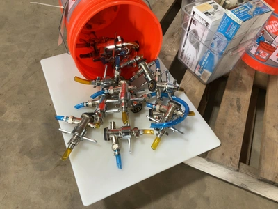Used MIXED LOT OF BREWERS HARDWARE, BREWING ACCESSORIES, AND CLEANING UTENSILS Brewing Equipment Michigan US | Miedema Asset Management Group #1761527