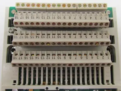 Schneider 170AD135000 TSX Momentum Base I/O Base 24VDC-32PT Out